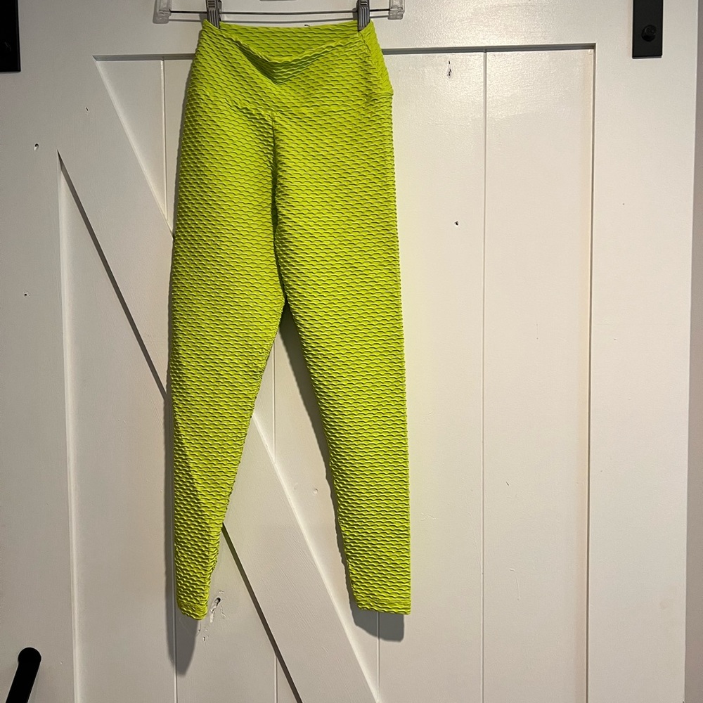 Booty boost leggings one size fits most Im size 6 and was a 12 fit me both sizes
